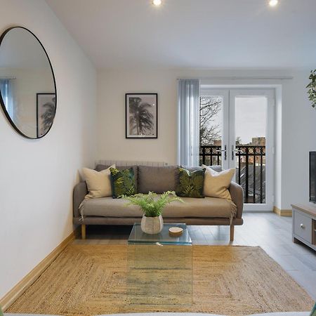 Large, Newly Renovated, Three Bedroom Town Centre Split Level Apartment With Free Parking, Sleeps Seven - Walking Distance To Beach Bournemouth Eksteriør billede