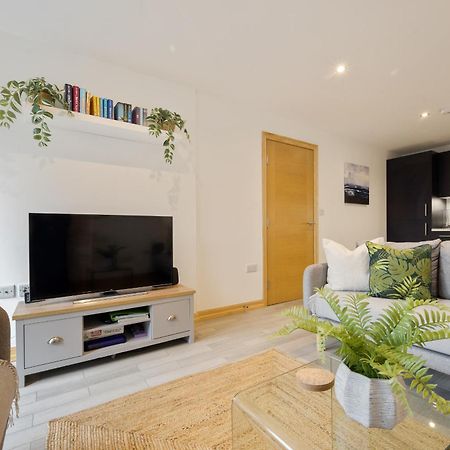 Large, Newly Renovated, Three Bedroom Town Centre Split Level Apartment With Free Parking, Sleeps Seven - Walking Distance To Beach Bournemouth Eksteriør billede