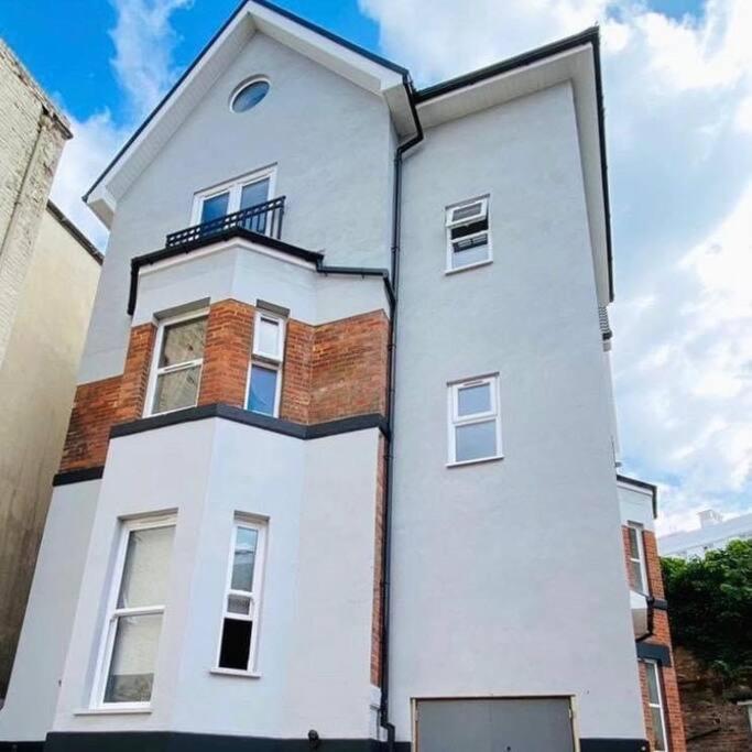 Large, Newly Renovated, Three Bedroom Town Centre Split Level Apartment With Free Parking, Sleeps Seven - Walking Distance To Beach Bournemouth Eksteriør billede