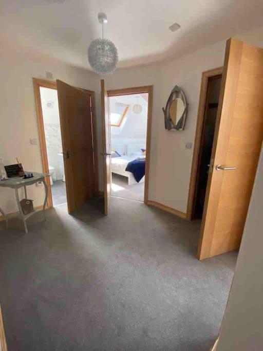 Large, Newly Renovated, Three Bedroom Town Centre Split Level Apartment With Free Parking, Sleeps Seven - Walking Distance To Beach Bournemouth Eksteriør billede
