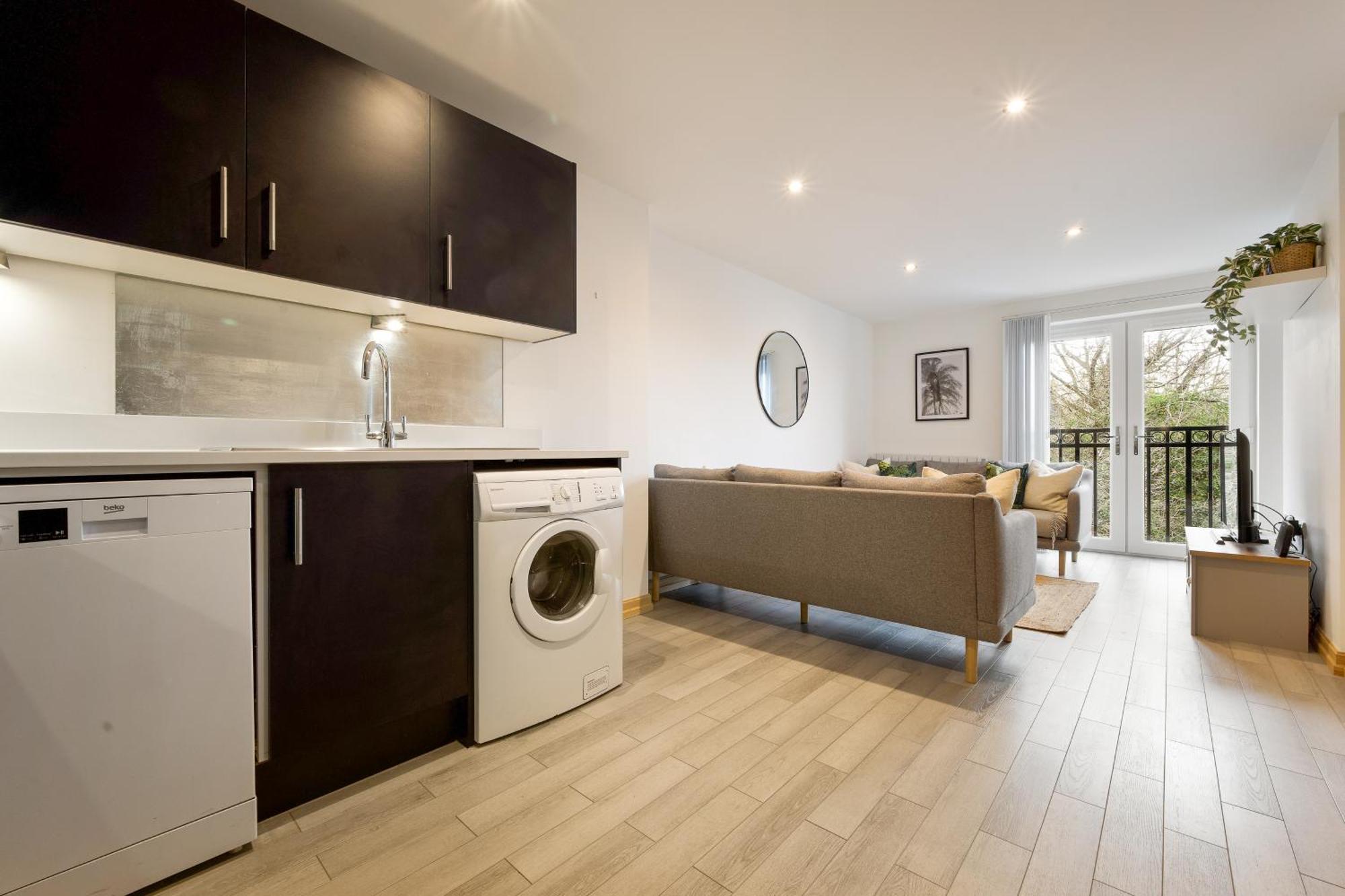 Large, Newly Renovated, Three Bedroom Town Centre Split Level Apartment With Free Parking, Sleeps Seven - Walking Distance To Beach Bournemouth Eksteriør billede