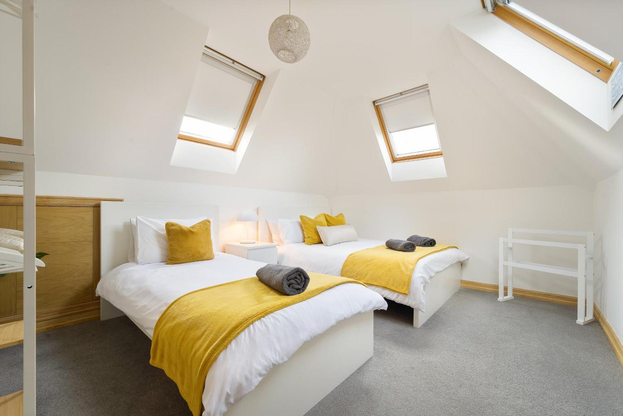 Large, Newly Renovated, Three Bedroom Town Centre Split Level Apartment With Free Parking, Sleeps Seven - Walking Distance To Beach Bournemouth Eksteriør billede