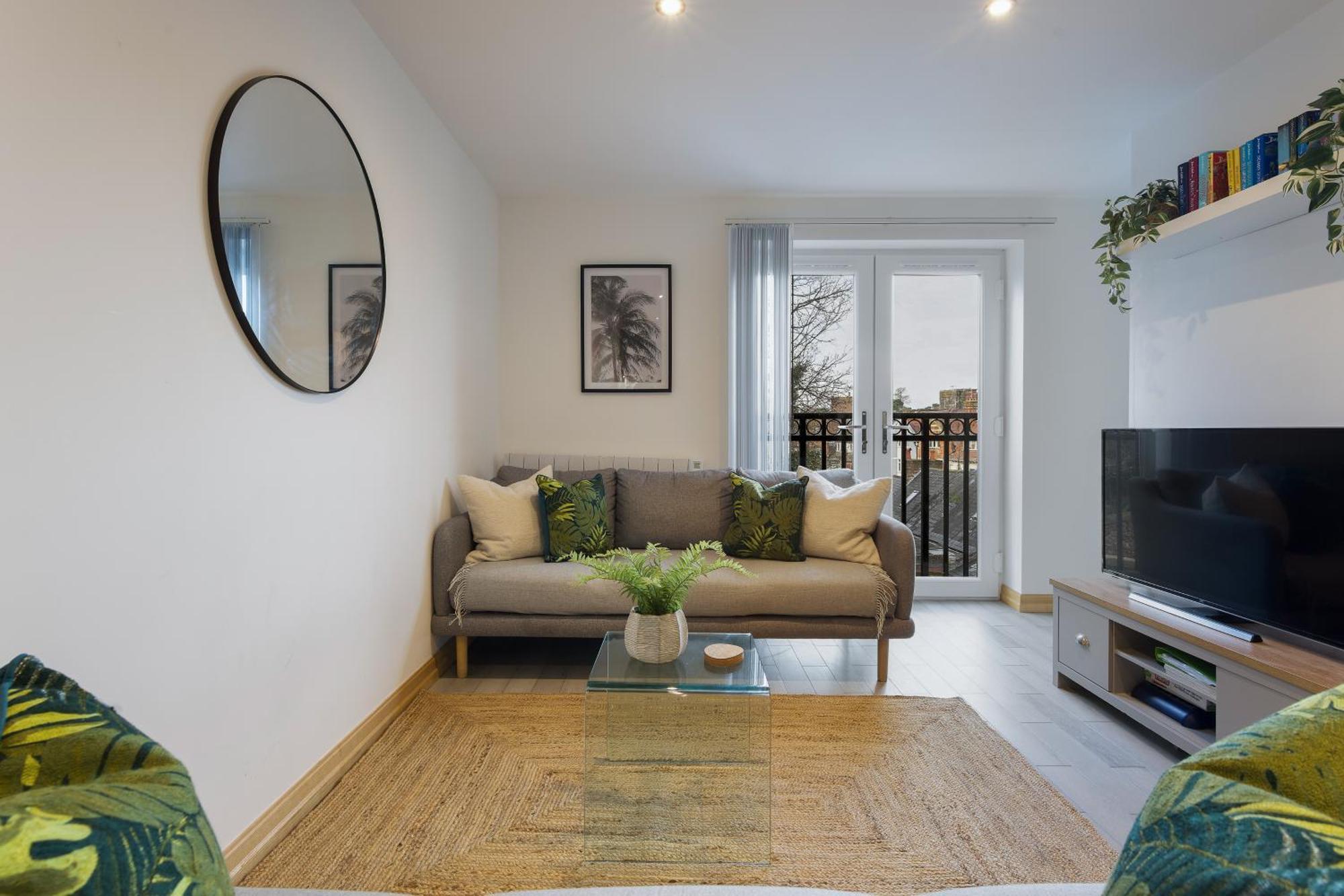 Large, Newly Renovated, Three Bedroom Town Centre Split Level Apartment With Free Parking, Sleeps Seven - Walking Distance To Beach Bournemouth Eksteriør billede