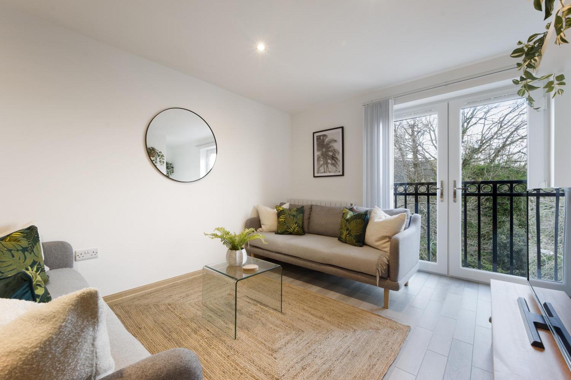 Large, Newly Renovated, Three Bedroom Town Centre Split Level Apartment With Free Parking, Sleeps Seven - Walking Distance To Beach Bournemouth Eksteriør billede