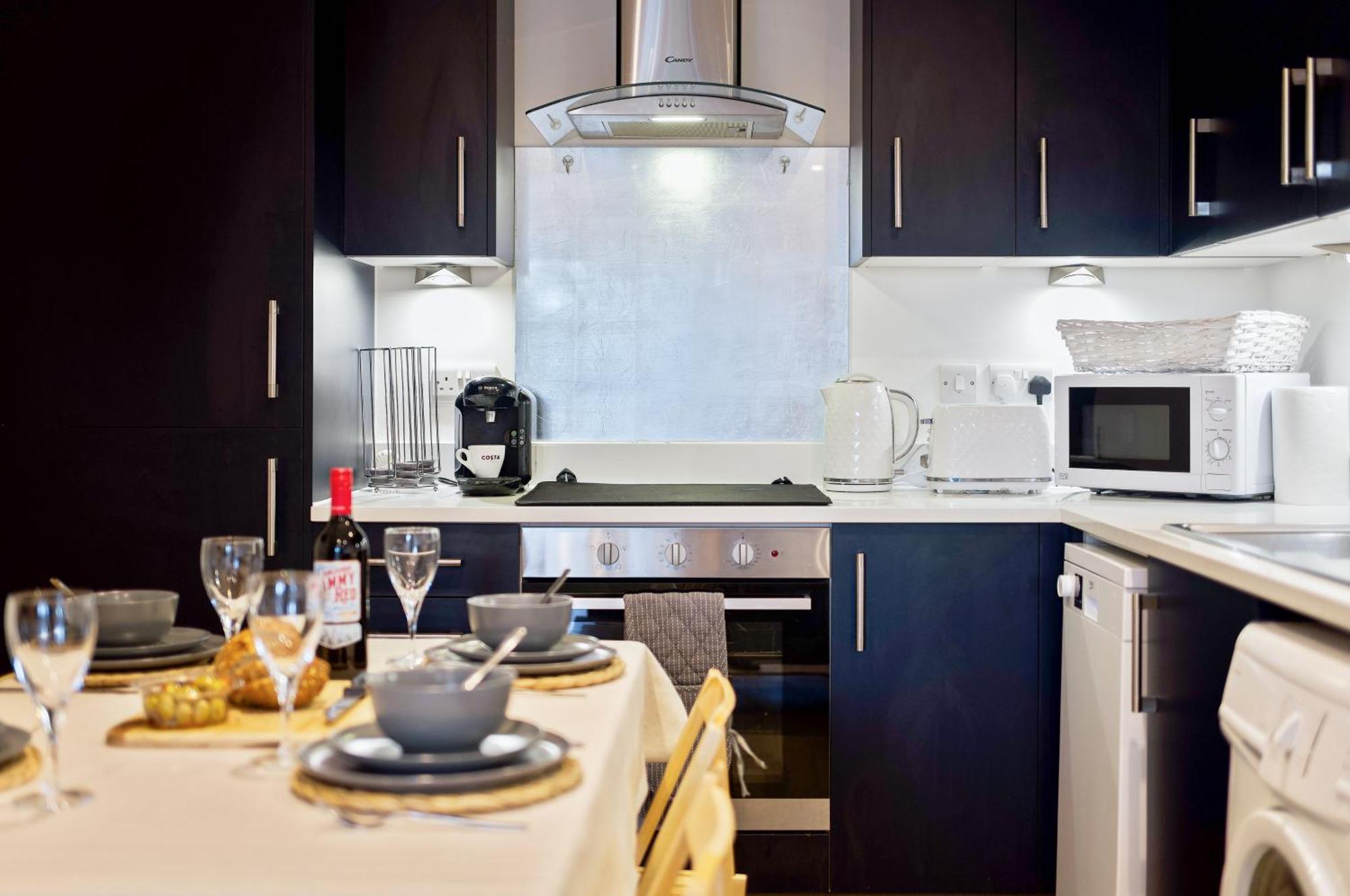 Large, Newly Renovated, Three Bedroom Town Centre Split Level Apartment With Free Parking, Sleeps Seven - Walking Distance To Beach Bournemouth Eksteriør billede