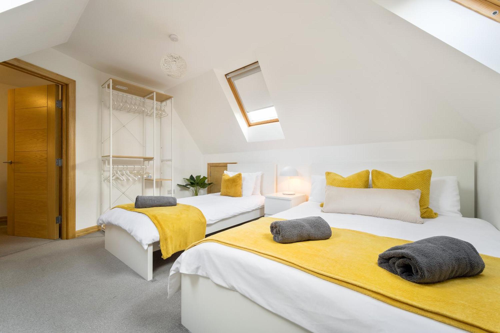 Large, Newly Renovated, Three Bedroom Town Centre Split Level Apartment With Free Parking, Sleeps Seven - Walking Distance To Beach Bournemouth Eksteriør billede