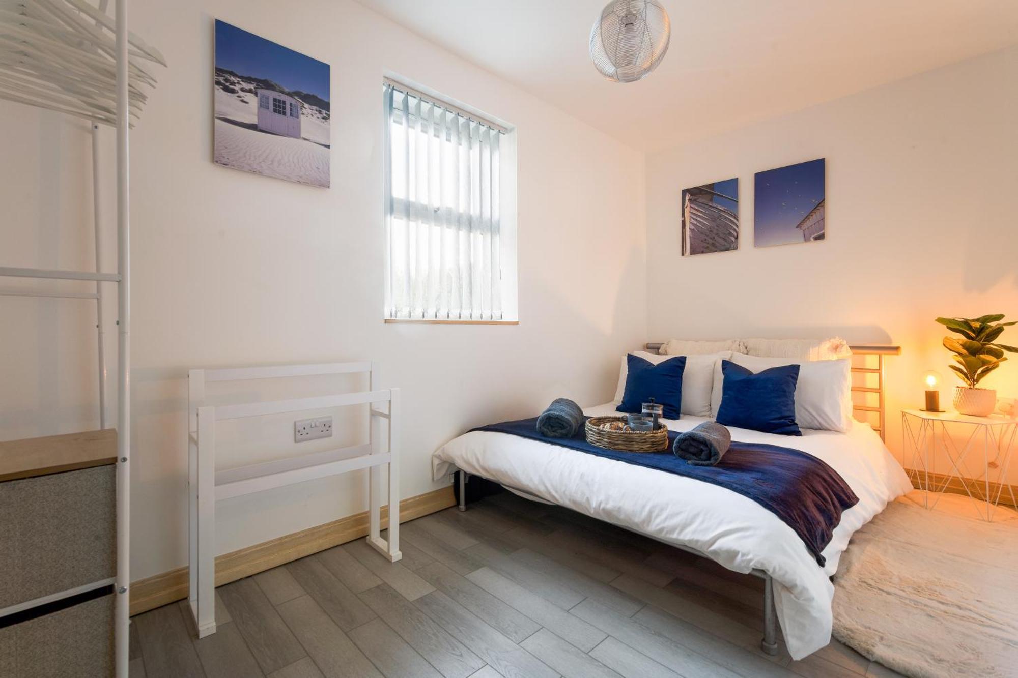 Large, Newly Renovated, Three Bedroom Town Centre Split Level Apartment With Free Parking, Sleeps Seven - Walking Distance To Beach Bournemouth Eksteriør billede