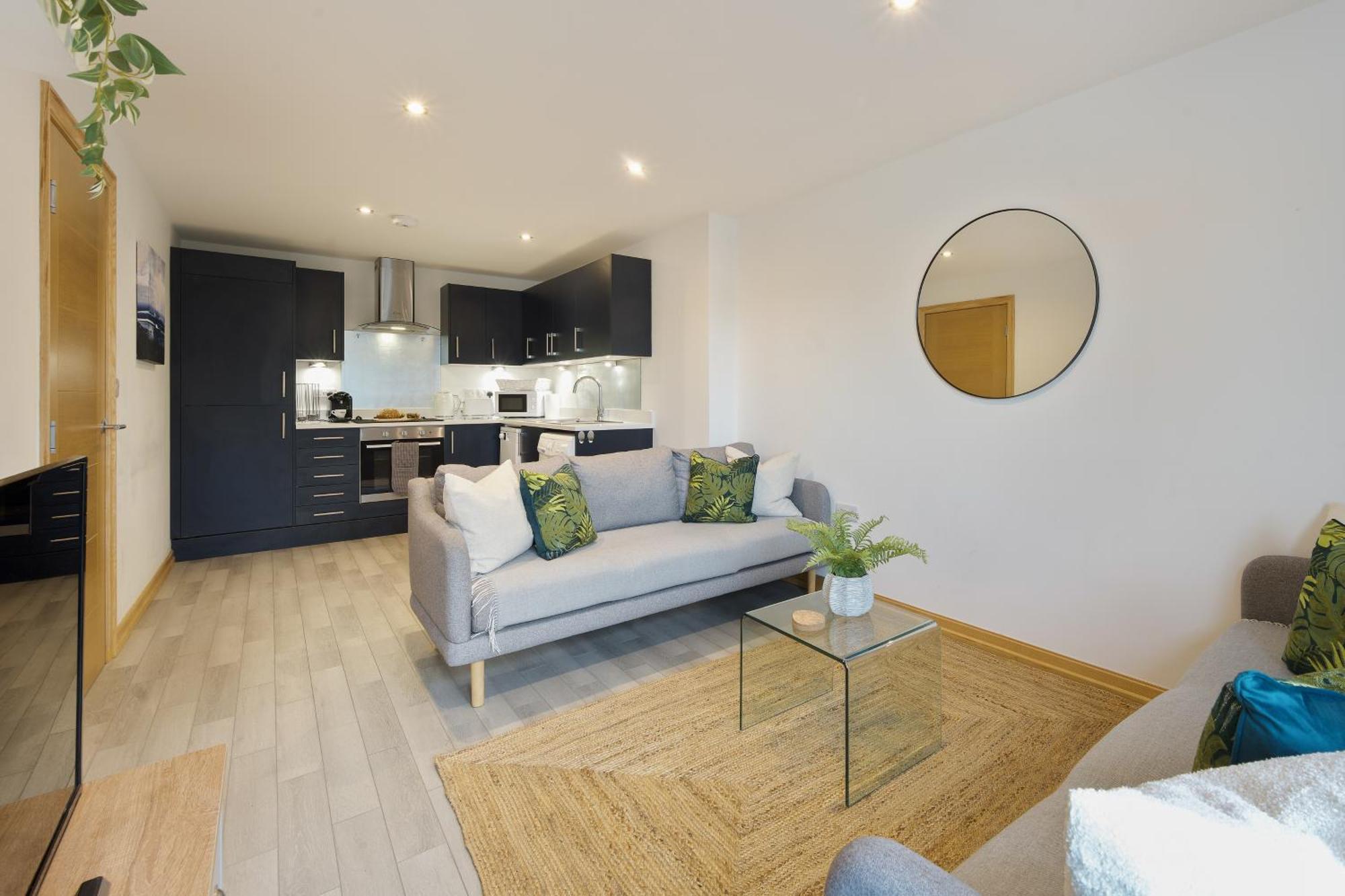 Large, Newly Renovated, Three Bedroom Town Centre Split Level Apartment With Free Parking, Sleeps Seven - Walking Distance To Beach Bournemouth Eksteriør billede