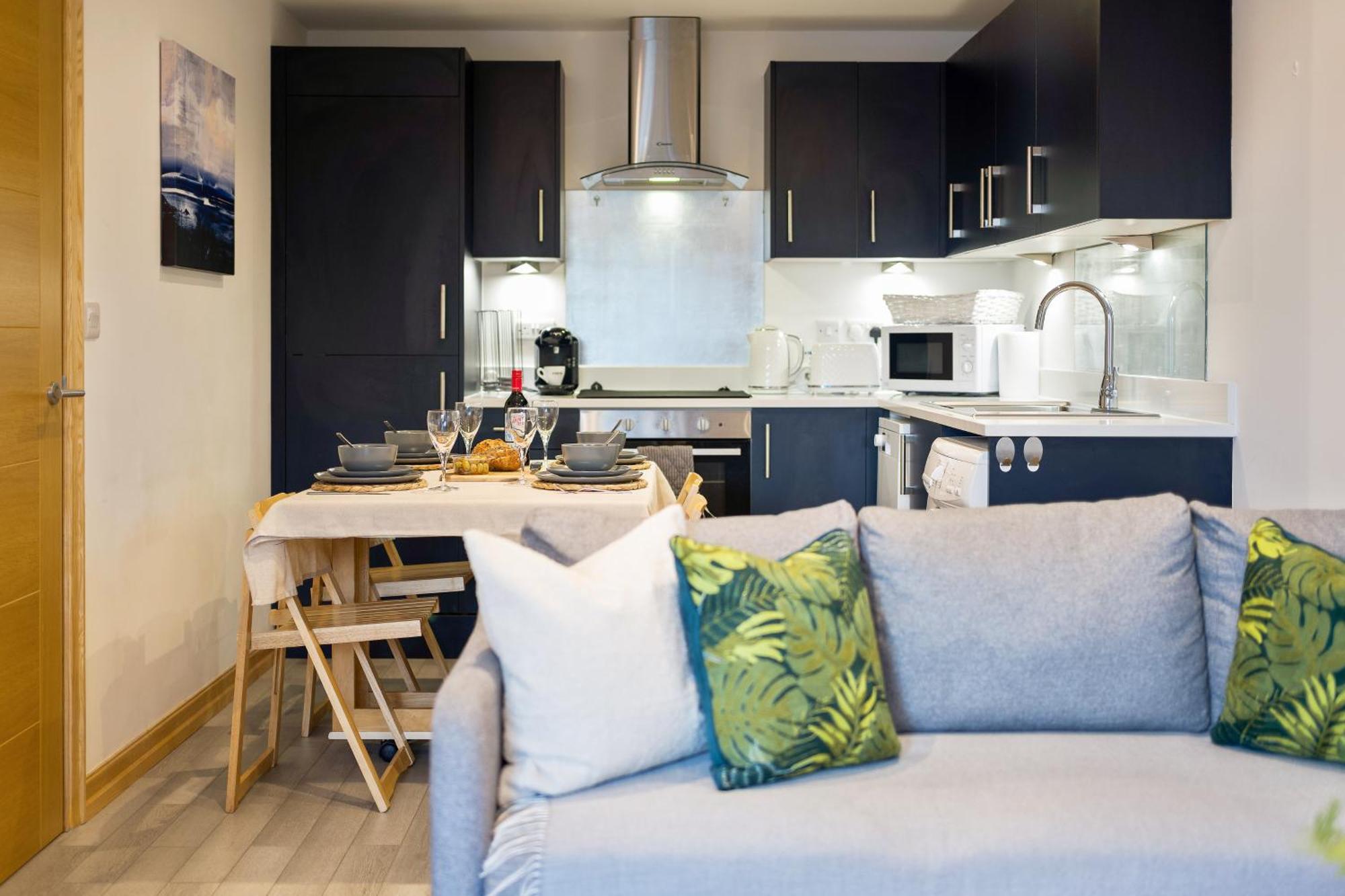 Large, Newly Renovated, Three Bedroom Town Centre Split Level Apartment With Free Parking, Sleeps Seven - Walking Distance To Beach Bournemouth Eksteriør billede
