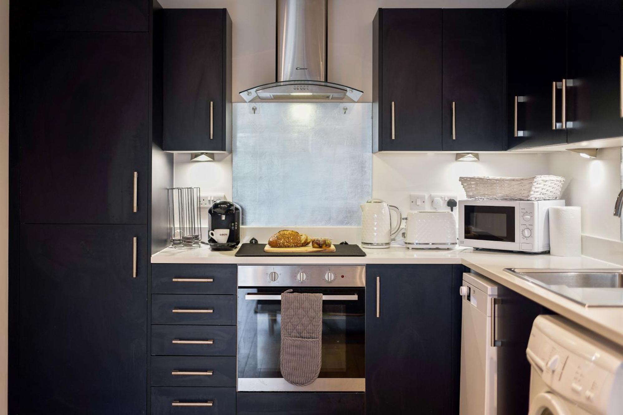 Large, Newly Renovated, Three Bedroom Town Centre Split Level Apartment With Free Parking, Sleeps Seven - Walking Distance To Beach Bournemouth Eksteriør billede