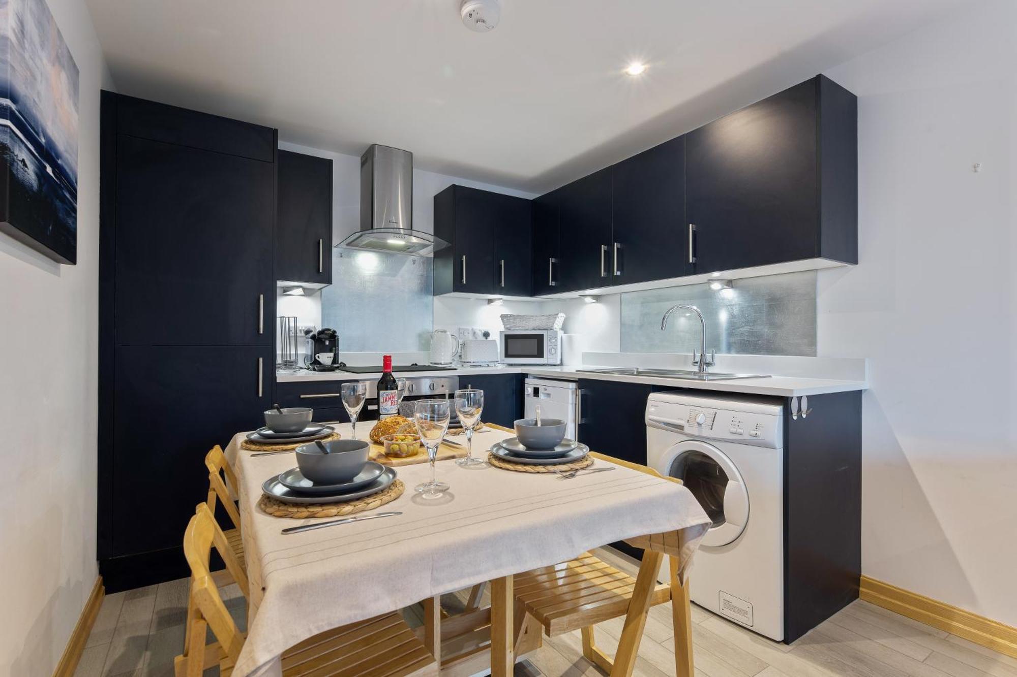 Large, Newly Renovated, Three Bedroom Town Centre Split Level Apartment With Free Parking, Sleeps Seven - Walking Distance To Beach Bournemouth Eksteriør billede