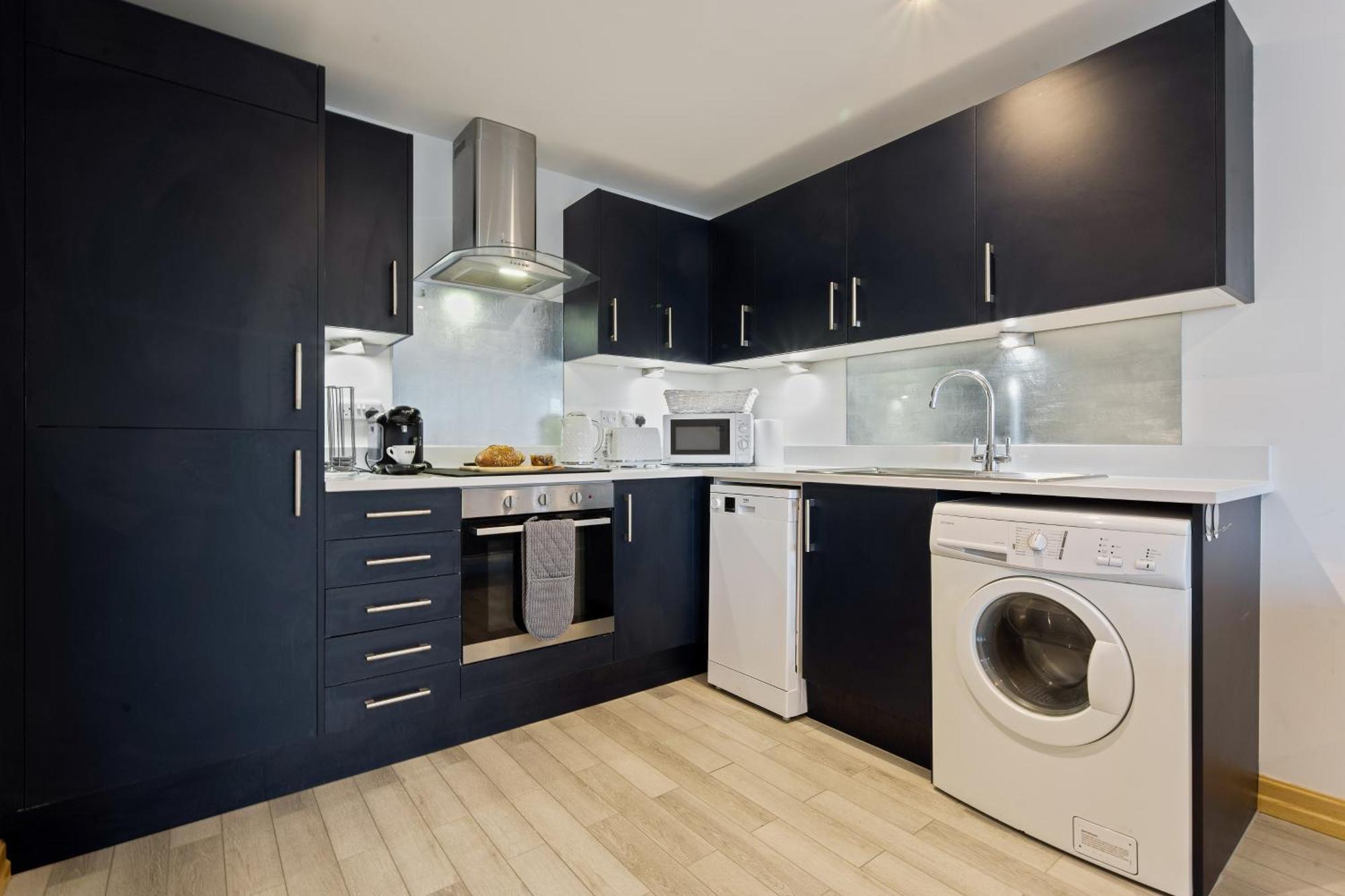 Large, Newly Renovated, Three Bedroom Town Centre Split Level Apartment With Free Parking, Sleeps Seven - Walking Distance To Beach Bournemouth Eksteriør billede