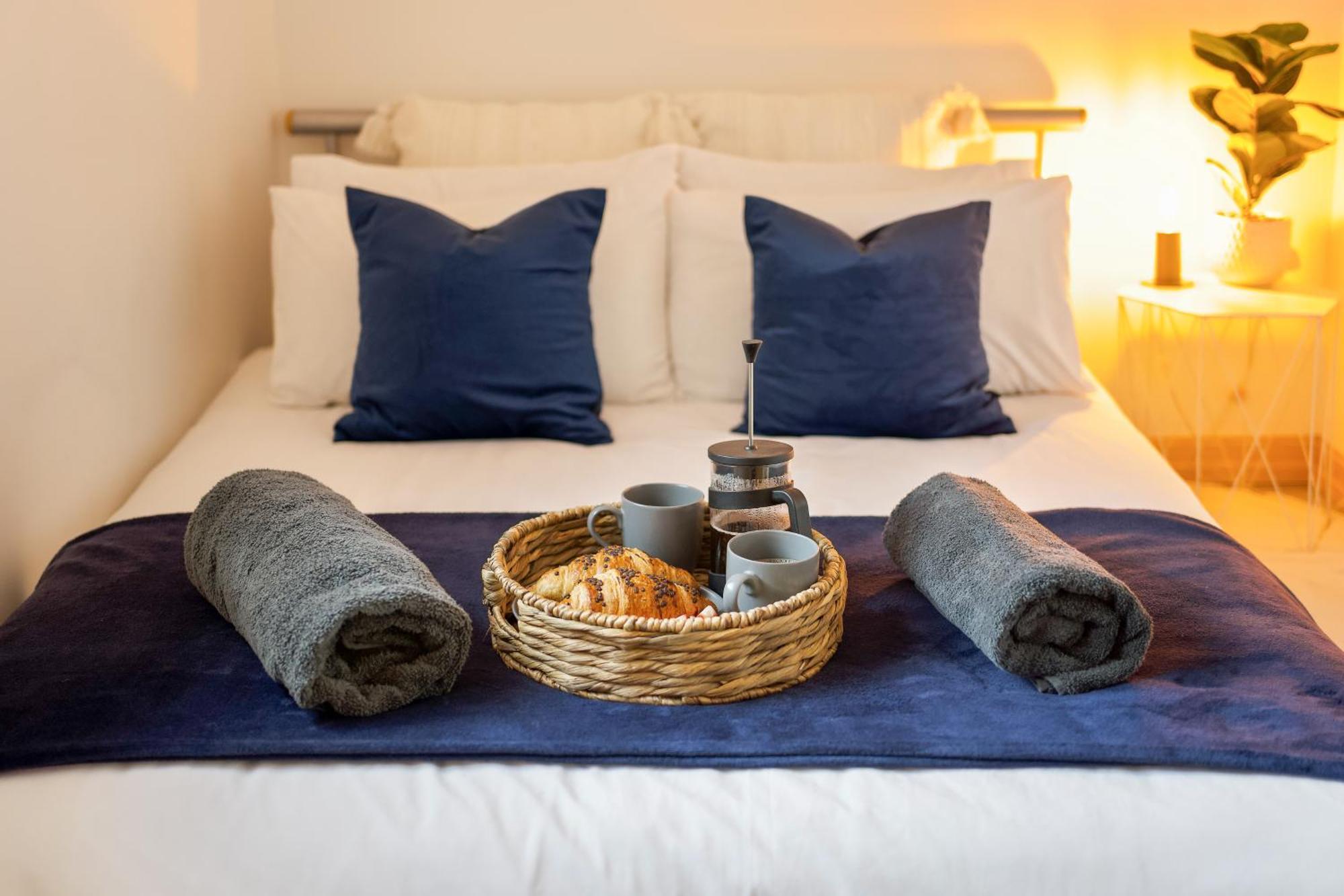 Large, Newly Renovated, Three Bedroom Town Centre Split Level Apartment With Free Parking, Sleeps Seven - Walking Distance To Beach Bournemouth Eksteriør billede