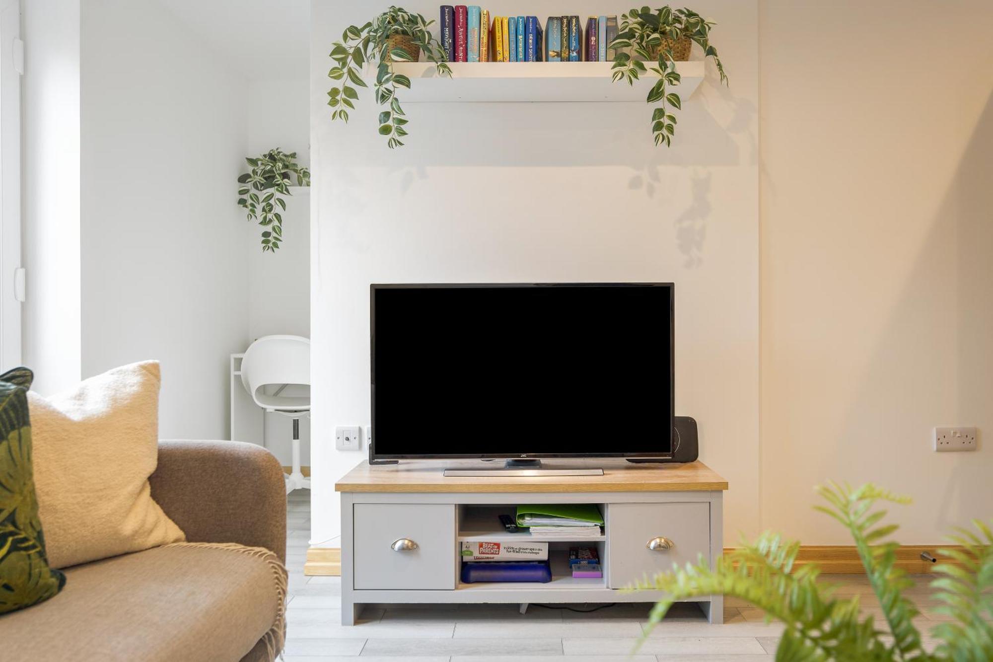 Large, Newly Renovated, Three Bedroom Town Centre Split Level Apartment With Free Parking, Sleeps Seven - Walking Distance To Beach Bournemouth Eksteriør billede