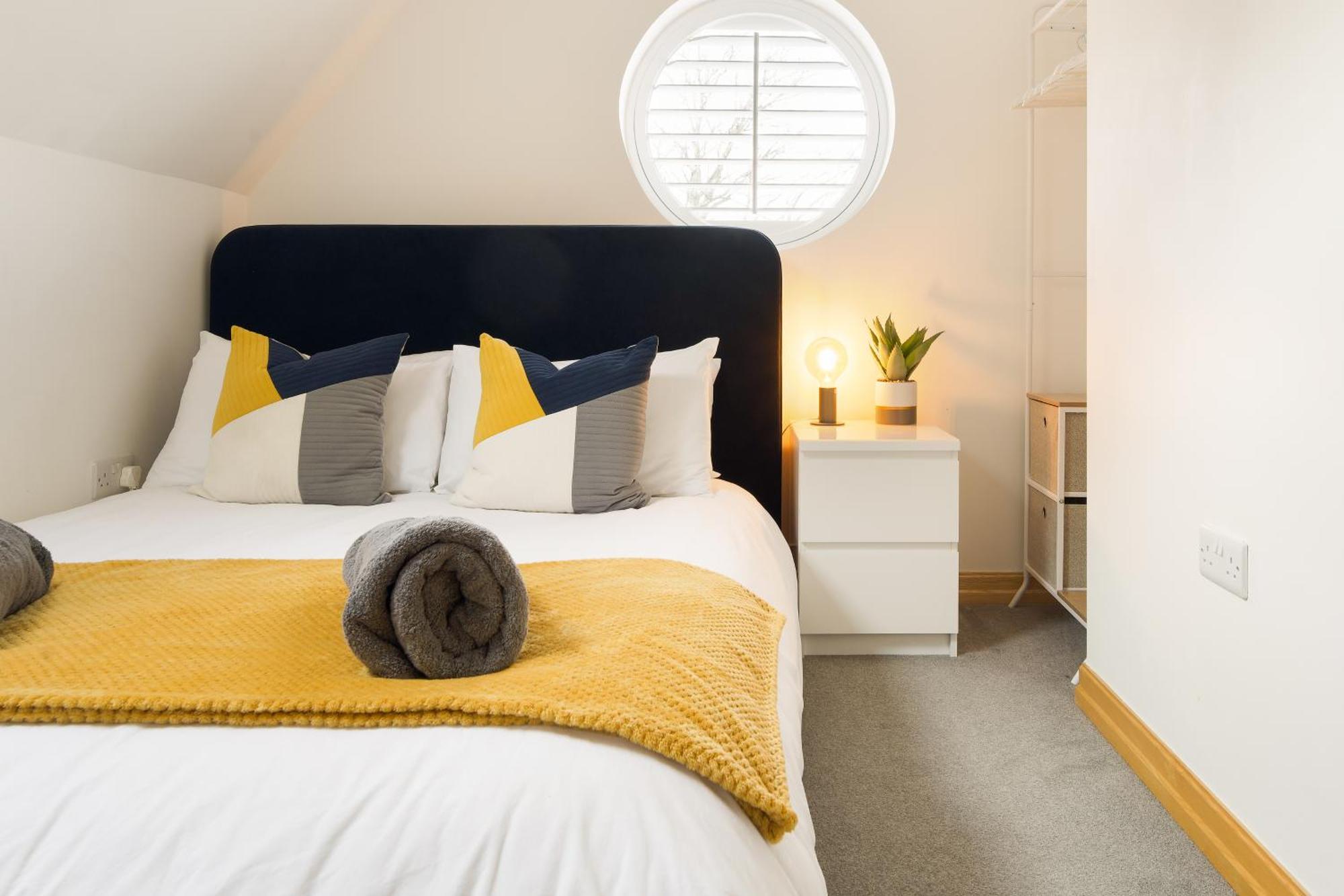 Large, Newly Renovated, Three Bedroom Town Centre Split Level Apartment With Free Parking, Sleeps Seven - Walking Distance To Beach Bournemouth Eksteriør billede