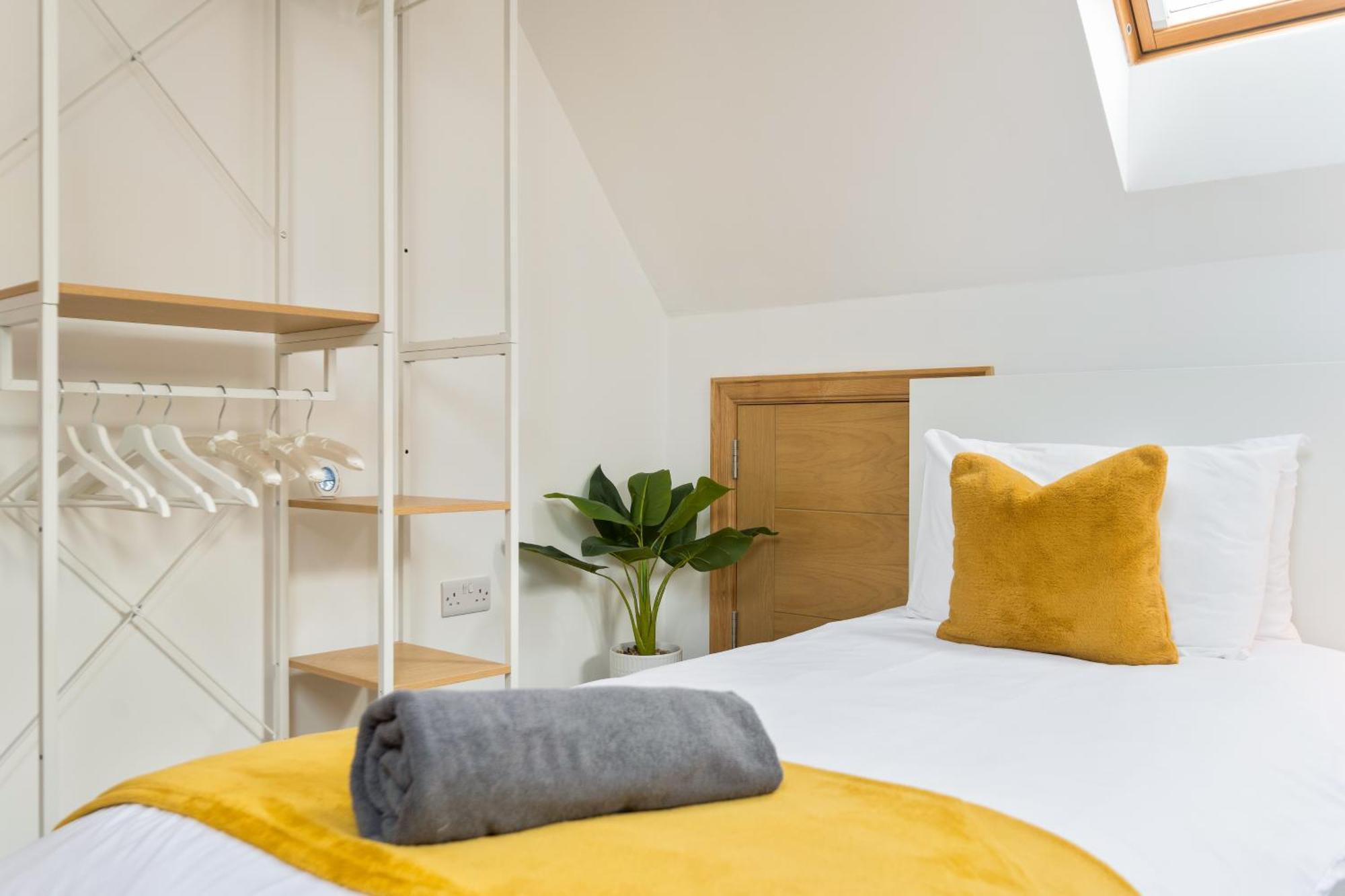 Large, Newly Renovated, Three Bedroom Town Centre Split Level Apartment With Free Parking, Sleeps Seven - Walking Distance To Beach Bournemouth Eksteriør billede
