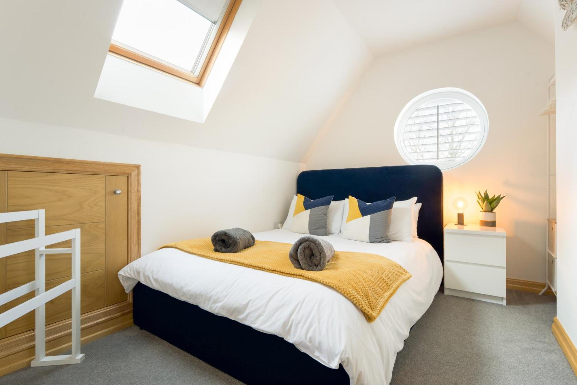 Large, Newly Renovated, Three Bedroom Town Centre Split Level Apartment With Free Parking, Sleeps Seven - Walking Distance To Beach Bournemouth Eksteriør billede
