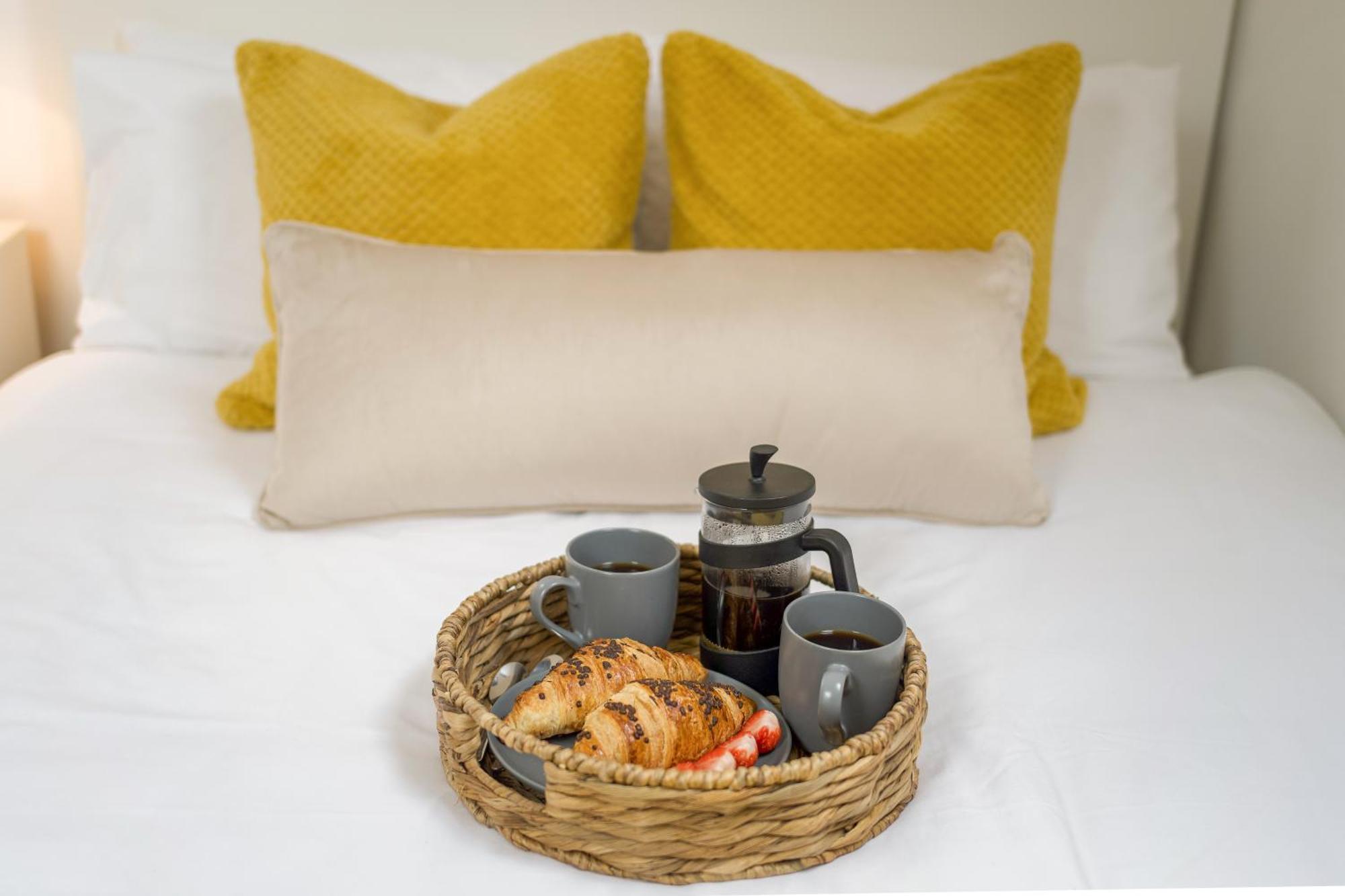 Large, Newly Renovated, Three Bedroom Town Centre Split Level Apartment With Free Parking, Sleeps Seven - Walking Distance To Beach Bournemouth Eksteriør billede